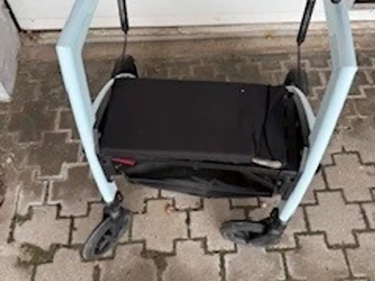 Billede 3 - Kombineret kørestol og rollator
