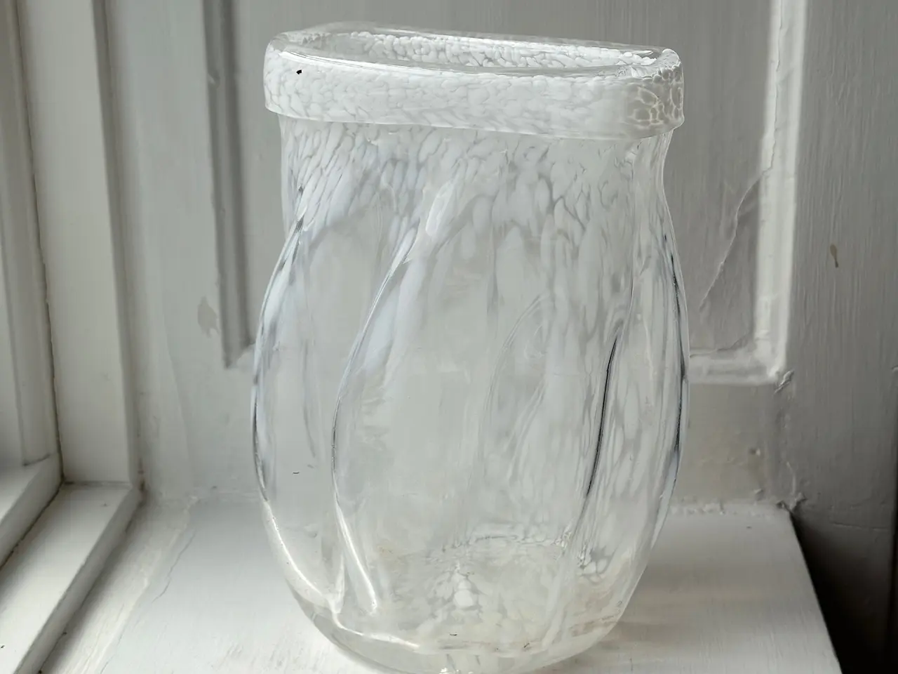Billede 4 - Flad vase, hvidmeleret glas