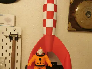 Tittin måneraket samt figur af Tin Tin samt terry