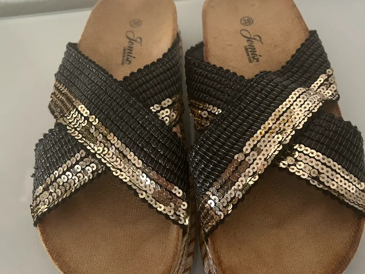 Billede 1 - Sandaler i sort og guld