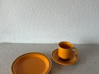 Retro orange kaffekopper m kagetallerkener