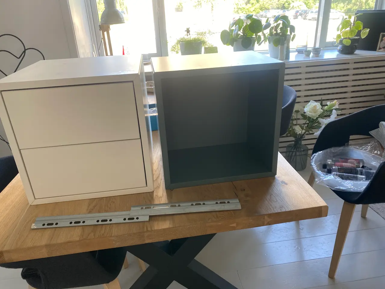 Billede 1 - 2x ecket hhv hvid med skuffer og grå 