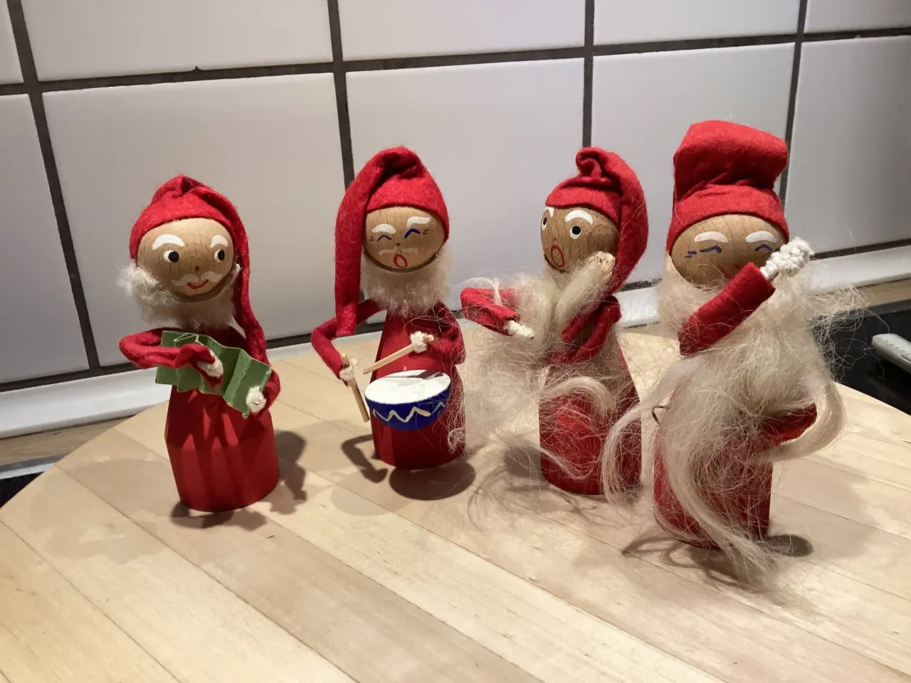 Billede 1 - 4 håndlavet nisser- nisse orkester, dansk