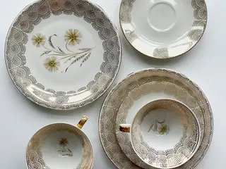 Triosæt, stor kop m underkop og kagetallerken, gylden med blomst, pr sæt
