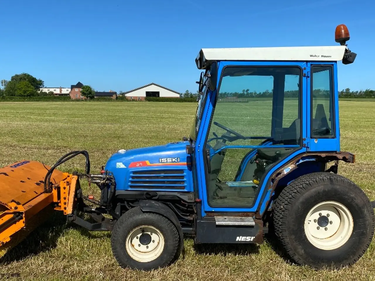 Billede 5 - Iseki TF330  Compact tractor with Nesbo FH1300 Hydraulic front-mounted sweeper