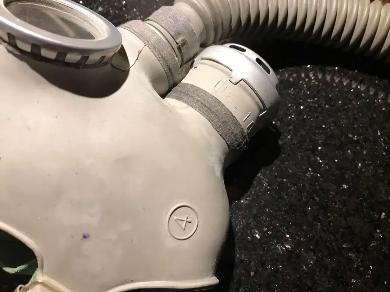 Billede 6 - Gasmaske gummi/latex stramtsiddende 4