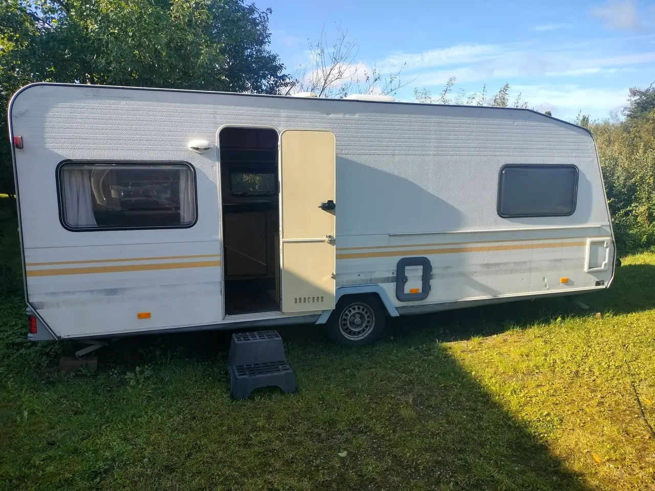 Billede 1 - Campingvogn med 2 fortelte.