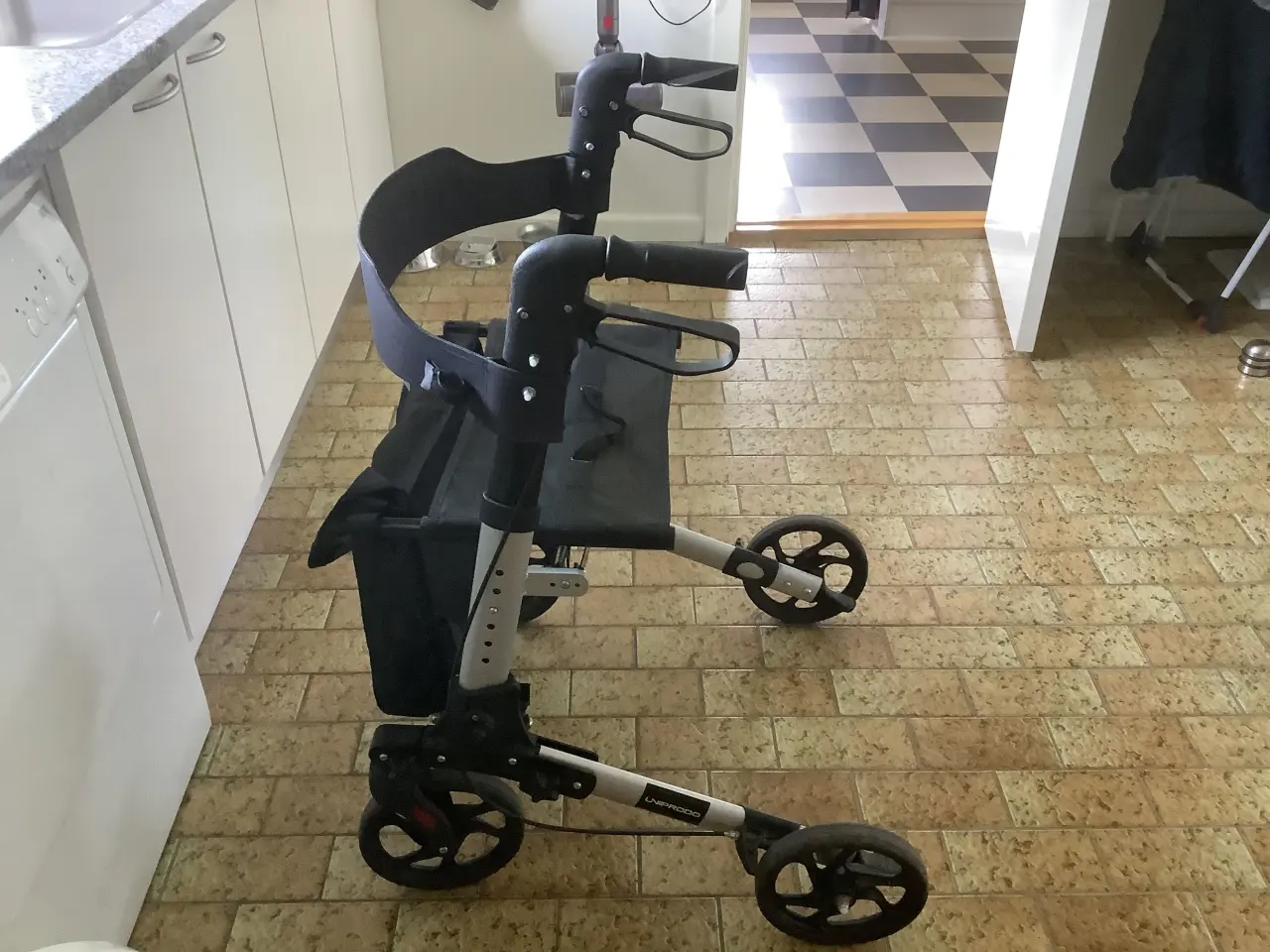 Billede 5 - Rollator  Uniprodo med taske.