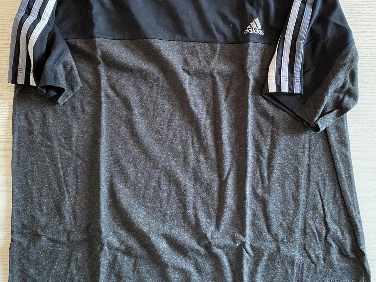 Billede 2 - T-shirt og shorts, ADIDAS str. L