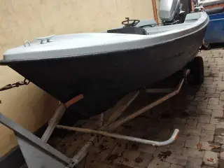 Fin billig båd med velholdt motor. (Trailer inkl)