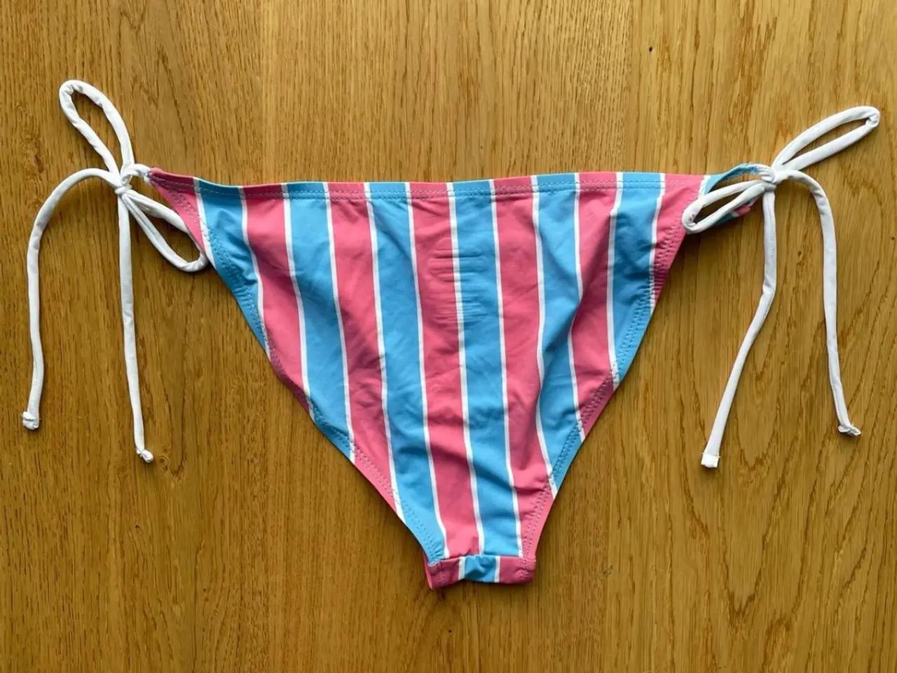 Billede 2 - Ellesse stribet bikiniunderdel