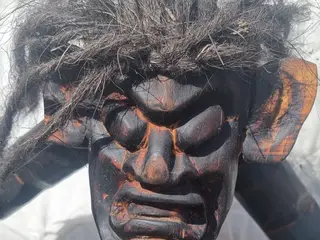 Afrikanske figurer og masker.
