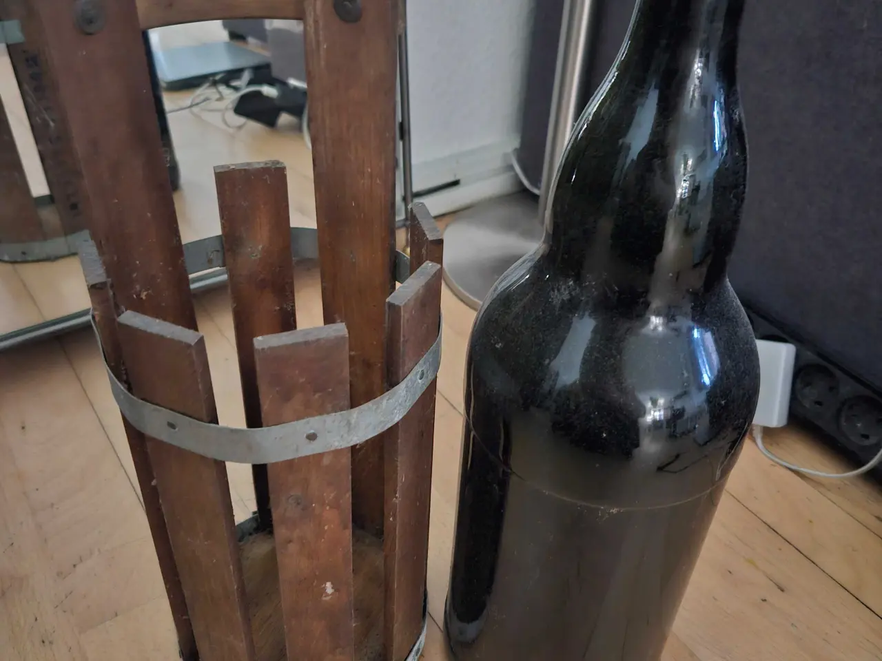Billede 2 - Flaske i beholder