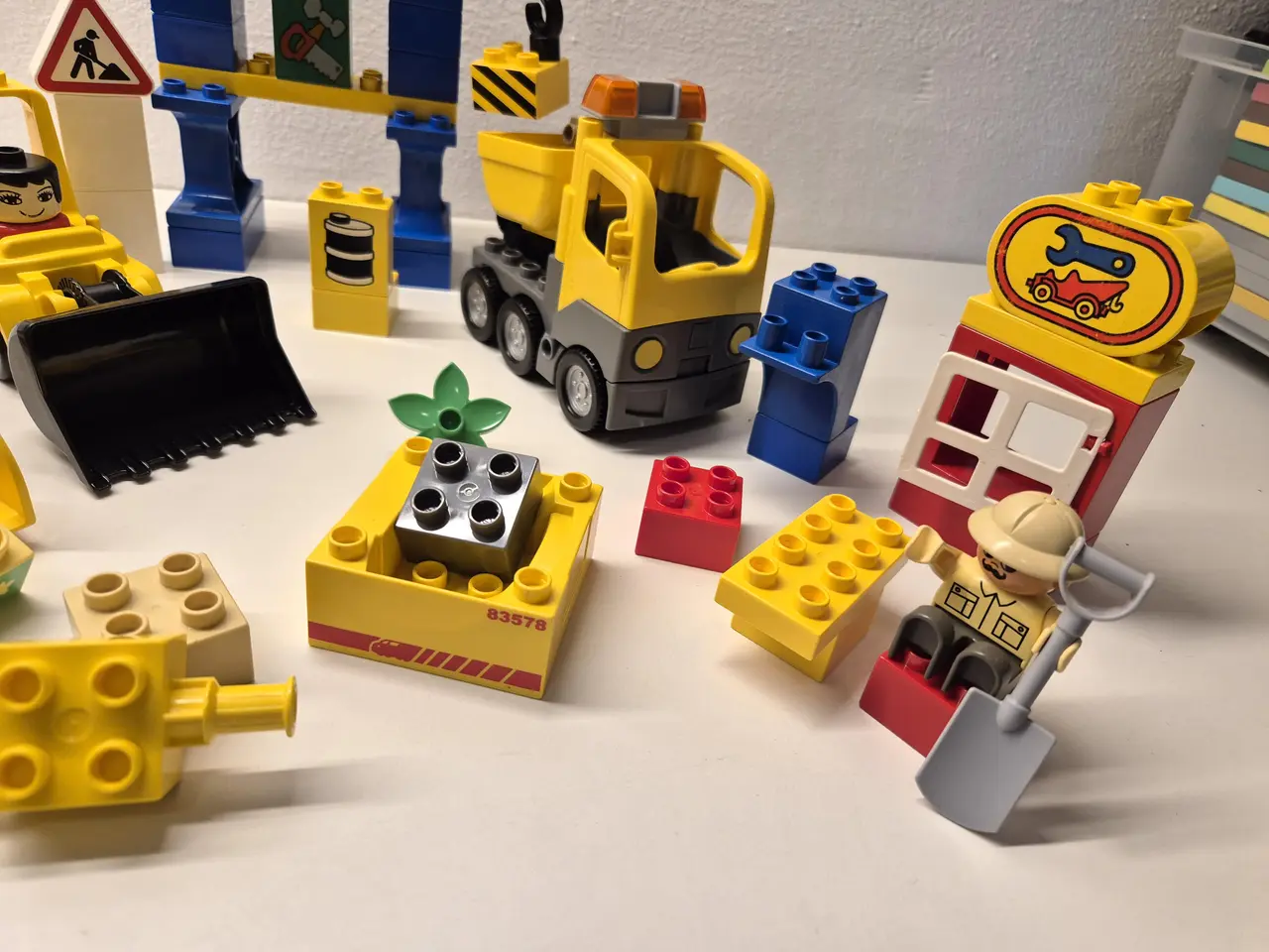 Billede 3 - Duplo Byggeplads med Kran, Køretøjer samt forskell