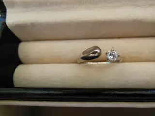 Hvidguldsring med diamant