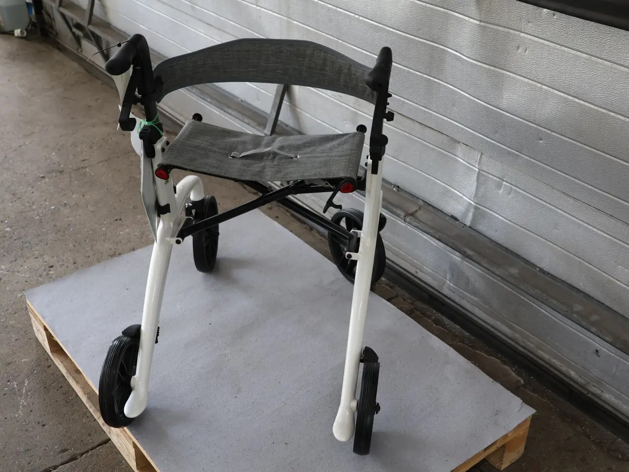 Billede 2 -  Lindebjerg Rollator HF-350 letvægt, Hvid.