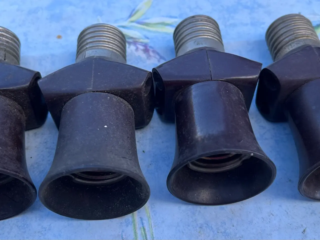 Billede 1 - 4 gl. brune bakelit snydepropper. Giv bud.