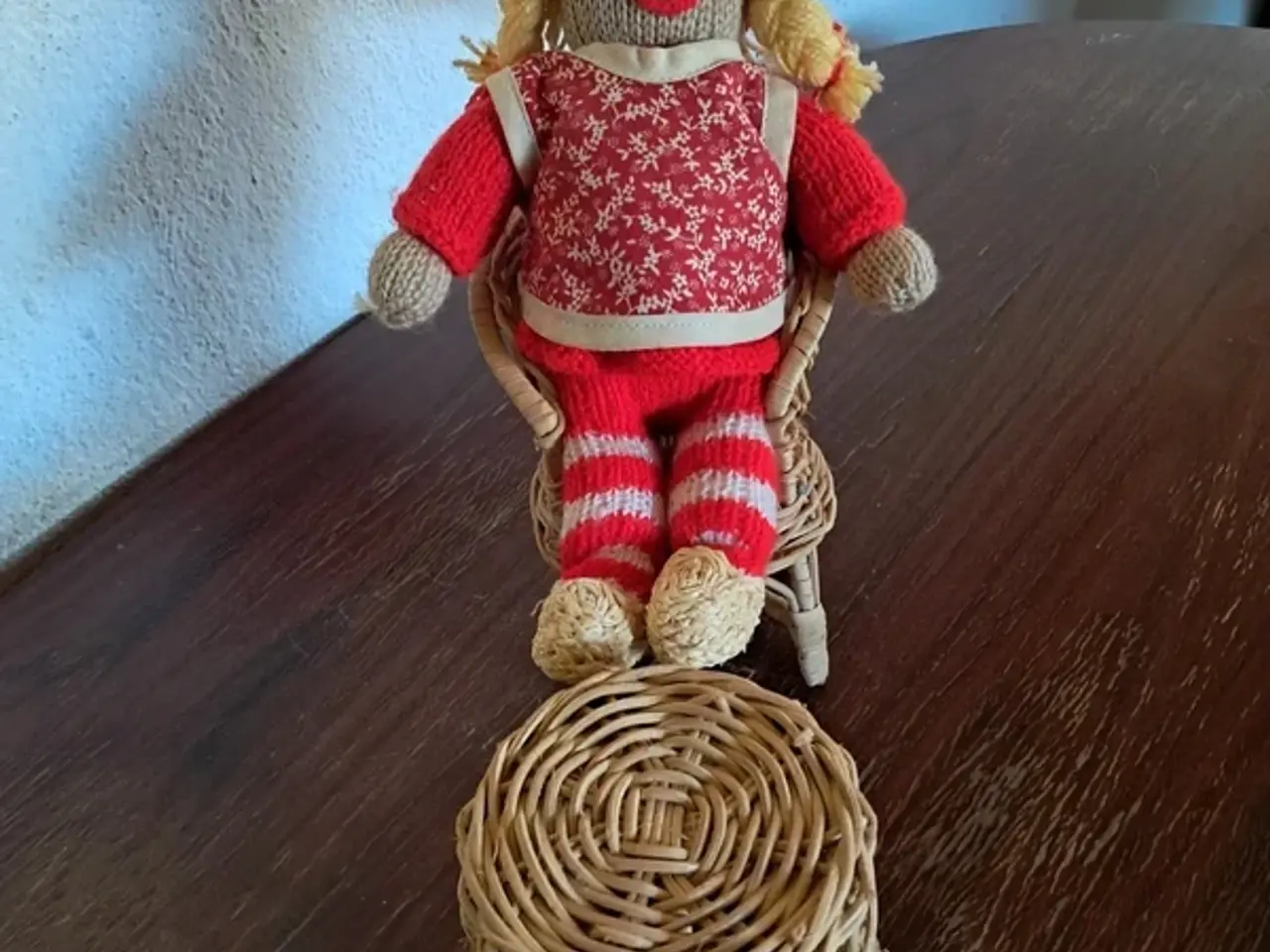 Billede 1 - Nisse med bord og stol