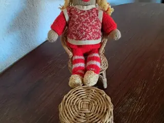Nisse med bord og stol
