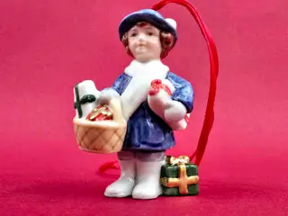 Royal Copenhagen Juleornament Pige Med Gaver Figuer nr. 155. 1 Sortering