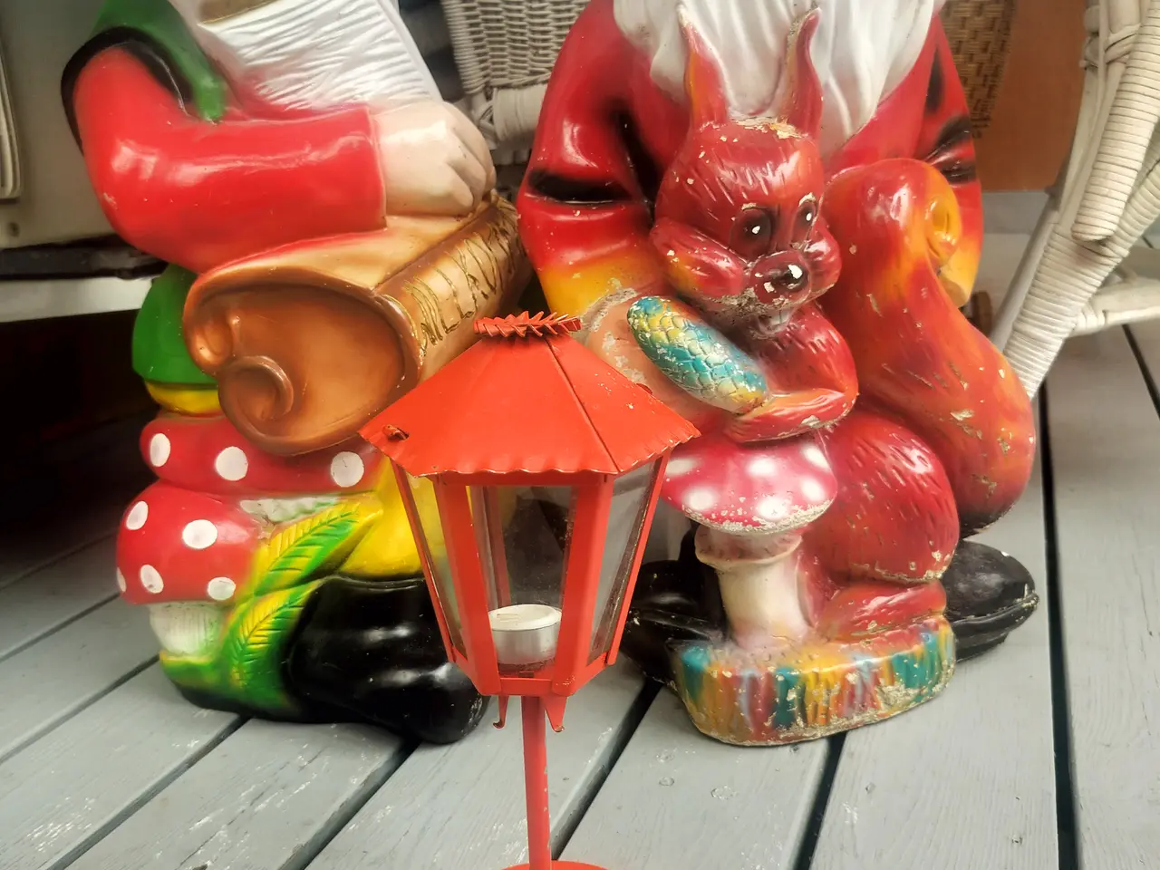 Billede 1 - Rød Gdr lampe med smuk patina