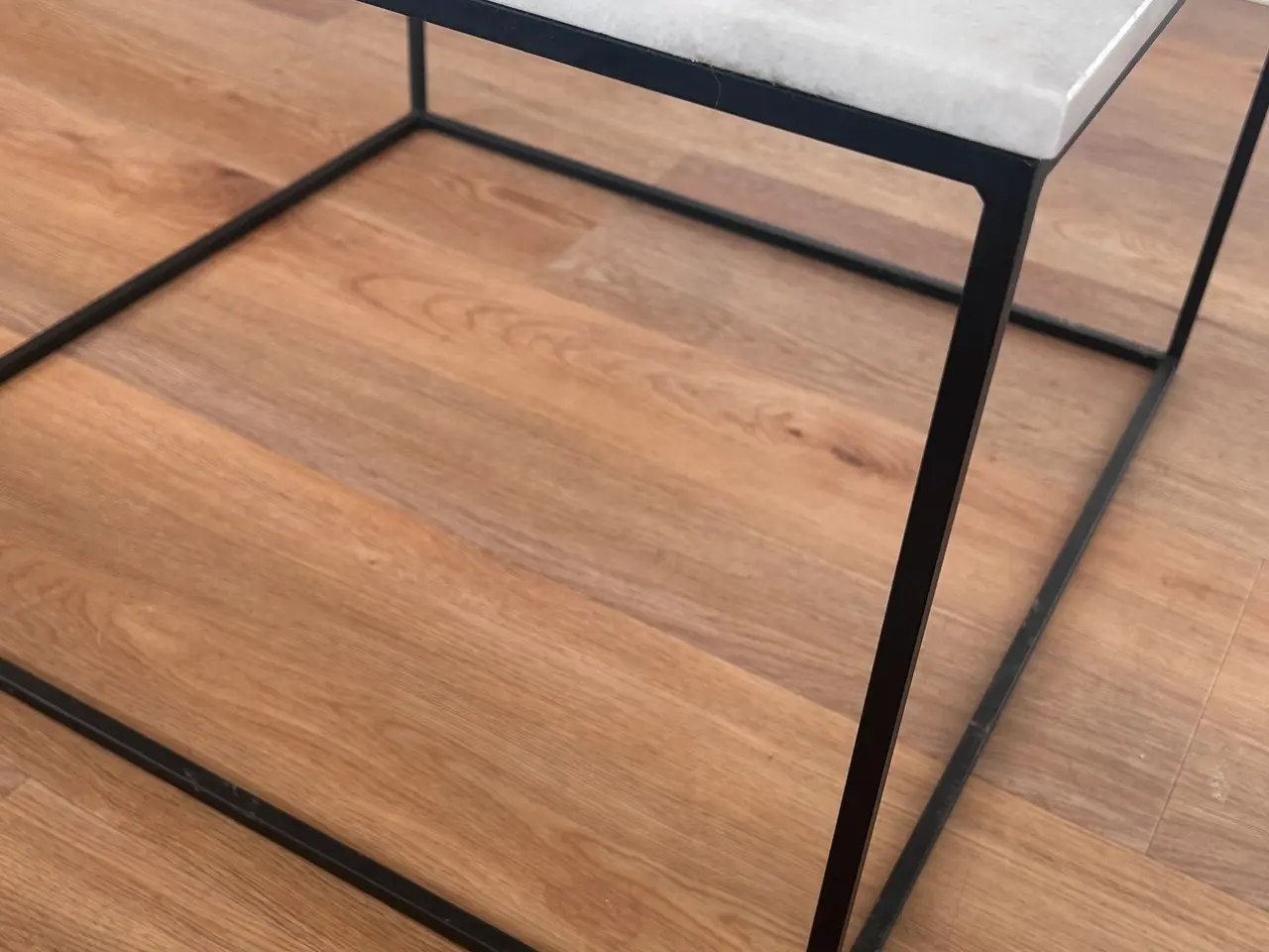 Billede 4 - Sofabord med marmor bordplade og sort metal stel
