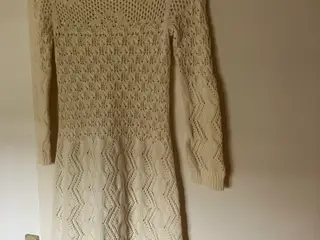 Strikket kjole i beige fra Topshop i str. 36. Næst