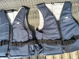 2 GRAND OCEAN SVØMMEVESTE, 70-90 KG, I FLOT STAND