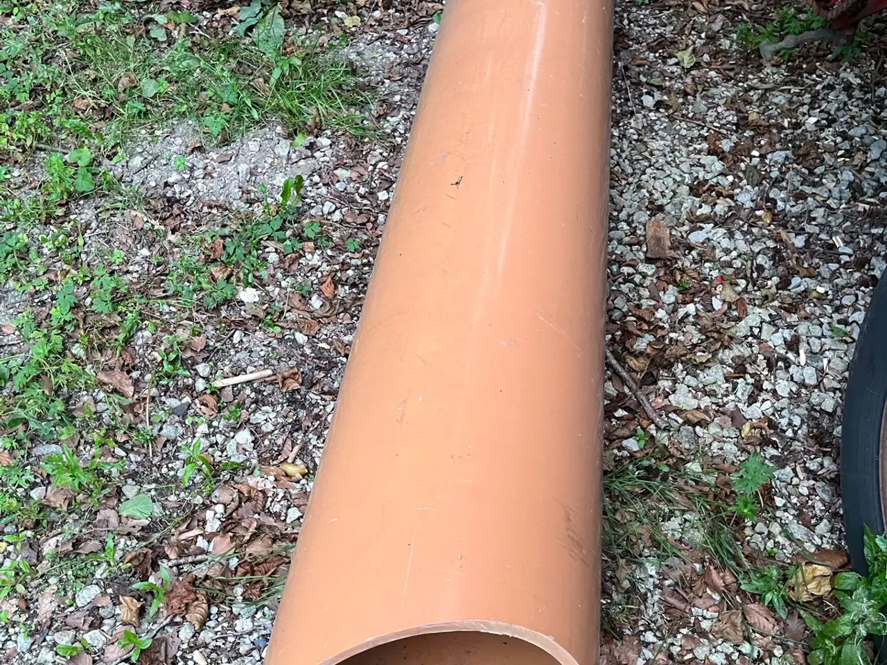 Billede 1 - Plastrør med en ca.2,3m lang.