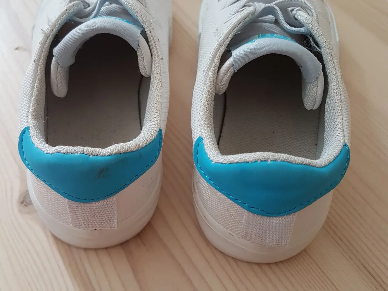 Billede 3 - Sneakers str 27 - næsten nye