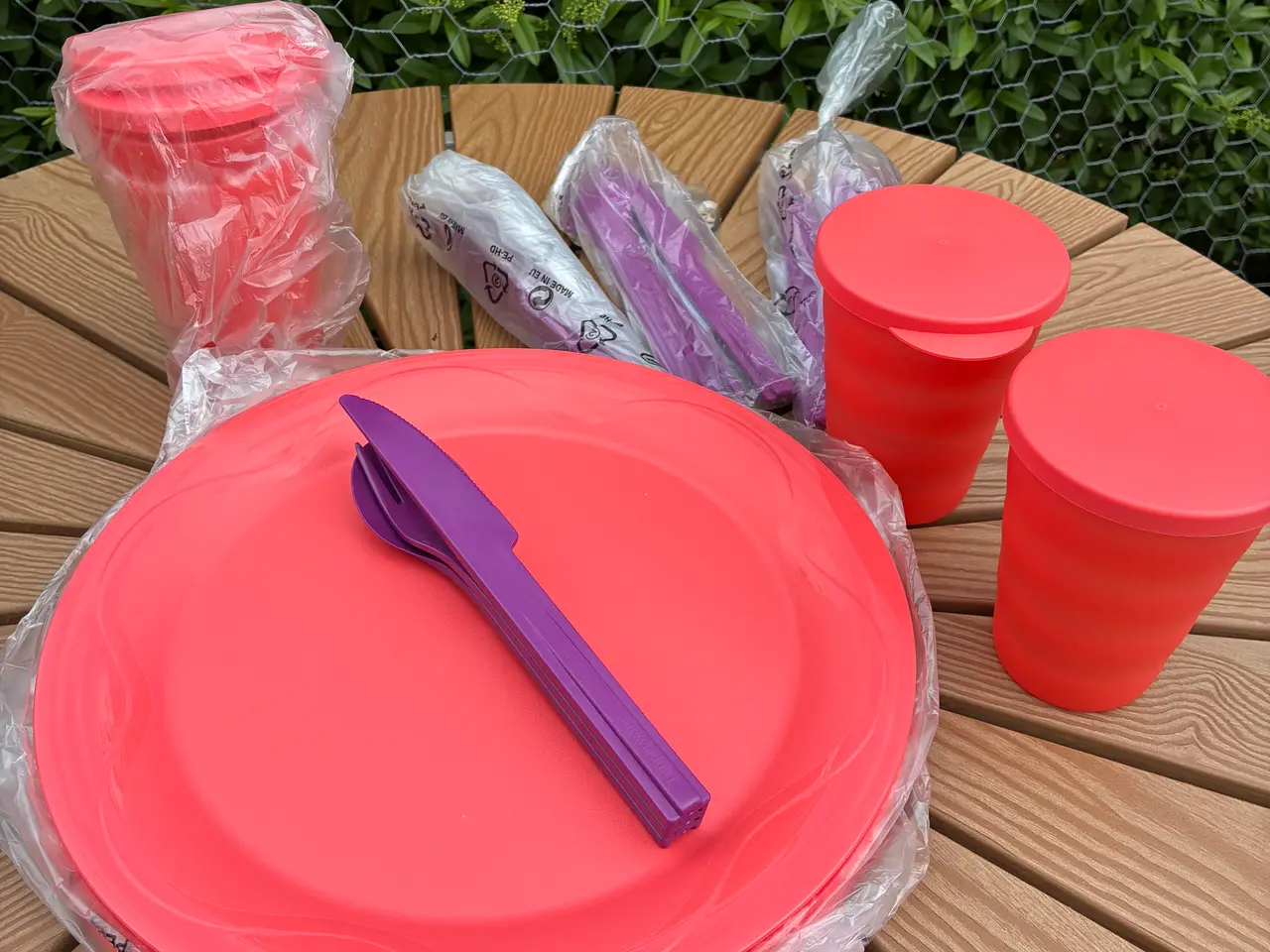 Billede 2 - Tupperware picnic sæt tallerkener, krus og bestik