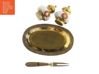 Metal bakke med små beholdere og gaffel (str. 12x8 og 6 og 11 cm)