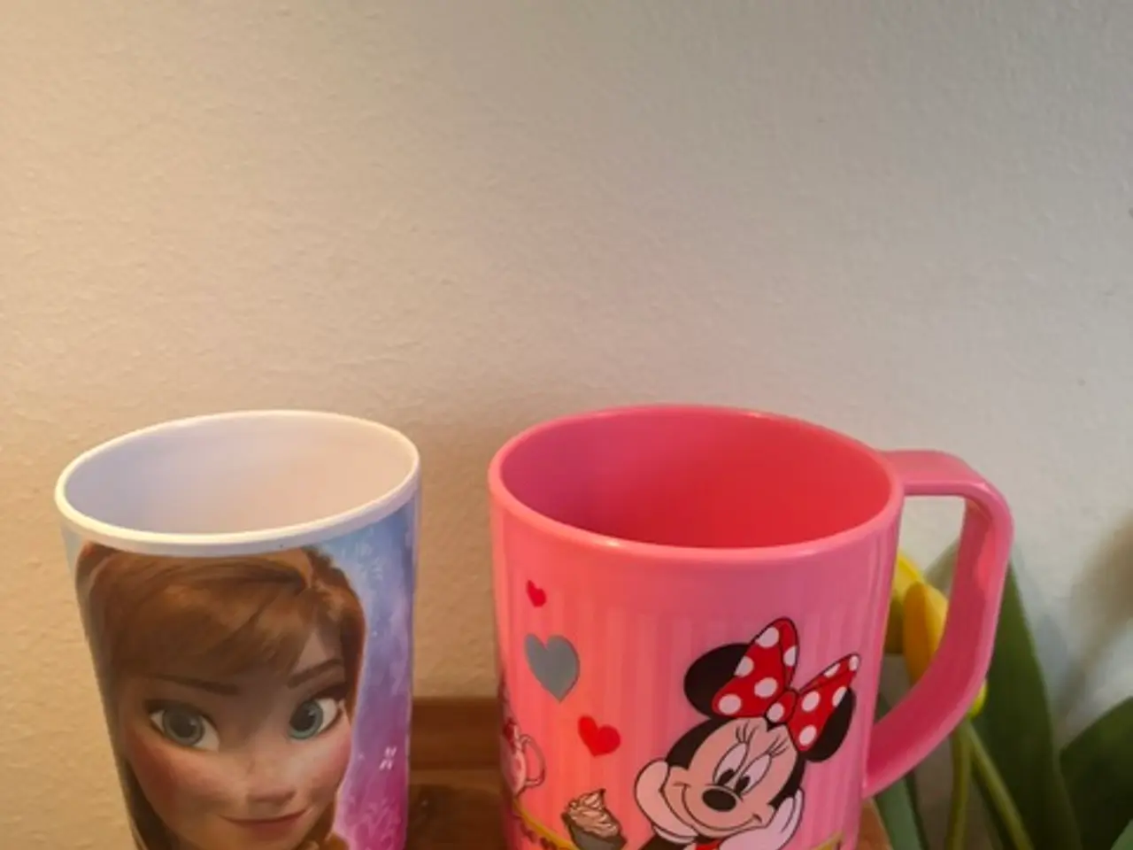 Billede 1 - 2 søde Disney melaminkrus - Frost og Minnie Mouse