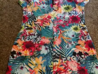 Kjole-LIPSY-størrelse: 36. Kjolen er multi color