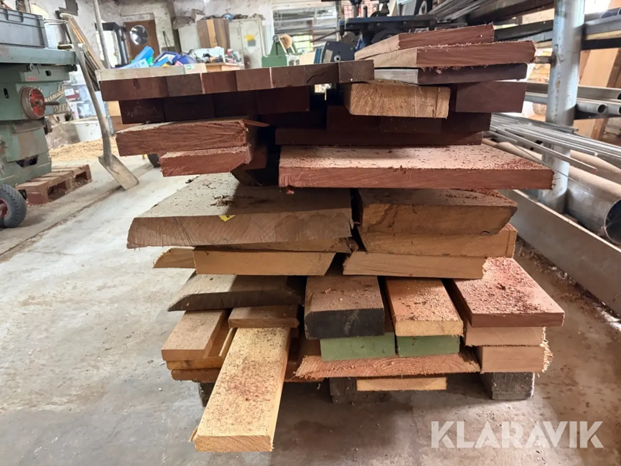 Billede 5 - Lot med blandede planker - Elm og Mahogni 1 palle