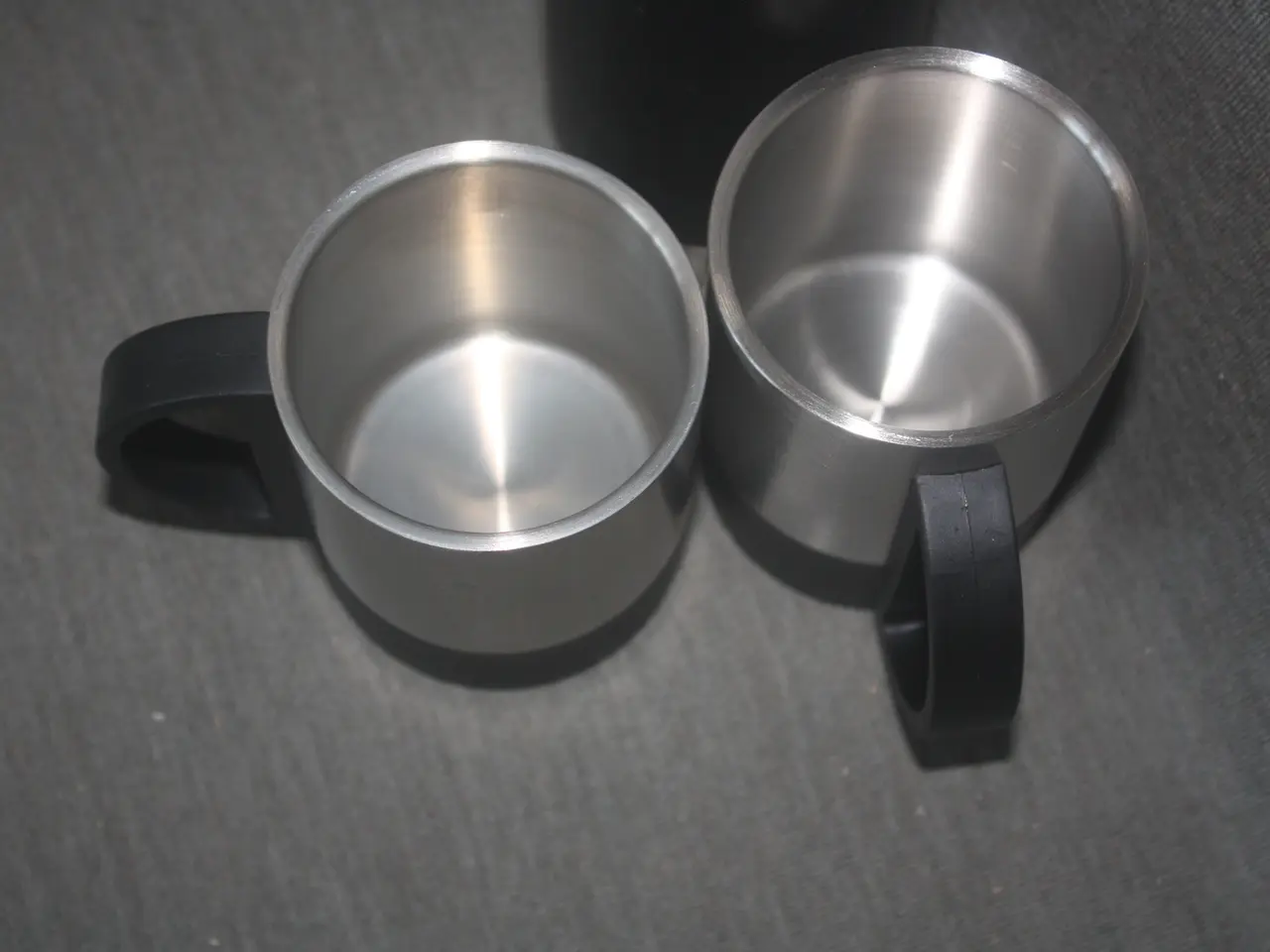 Billede 3 - Termoflaske 0,5 L samt 2 krus fra Schou Rustfrit