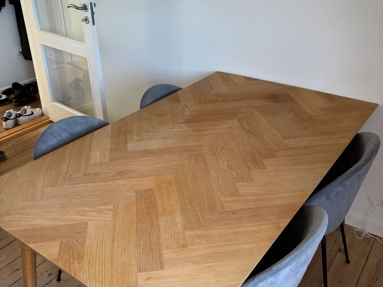 Billede 1 - Spisebord i træ med sildebensmønster