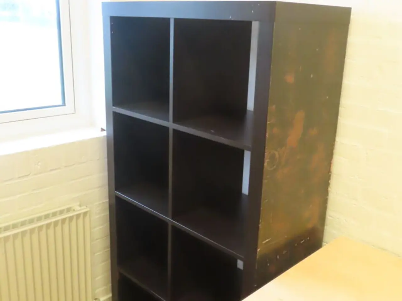 Billede 3 - Indhold på værelse af bord, køjeseng, skab mv.
