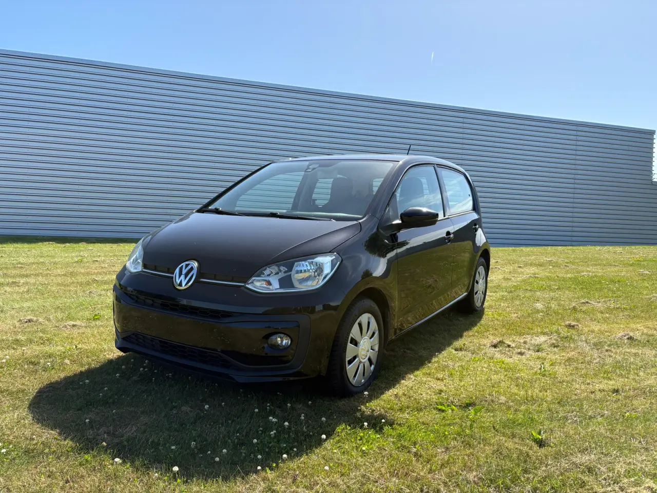 Billede 1 - VW UP med lavt km tal. 