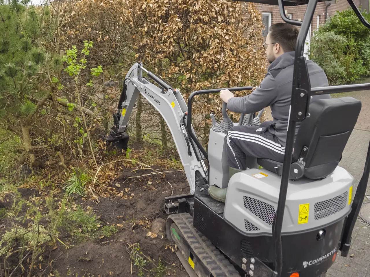 Billede 27 - Bobmaster Plus diesel minigraver - 970 kg med drejearm og justerbar undervogn, inkl. skovlsæt