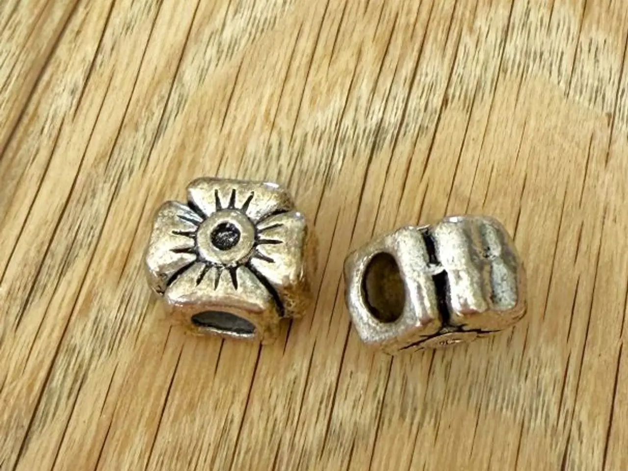 Billede 2 - Vedhæng / led med blomster til dit armbånd