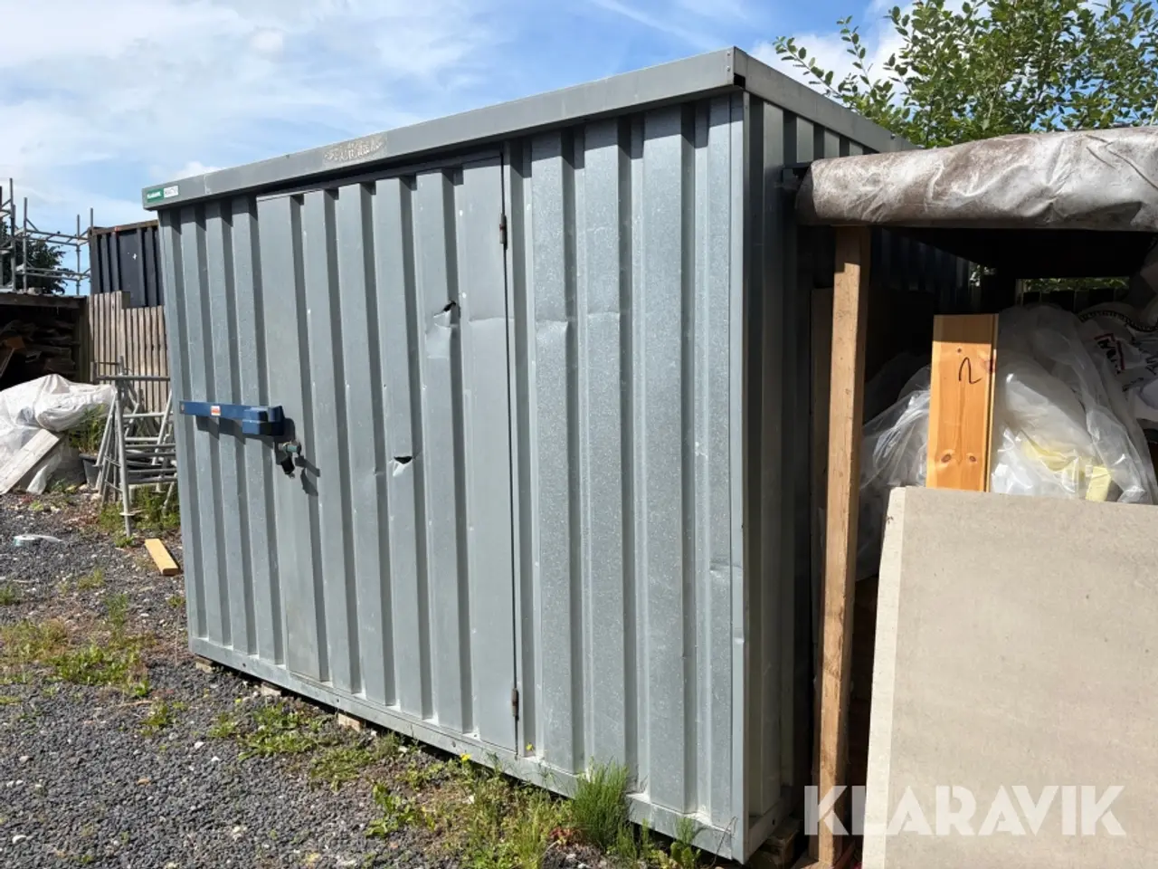 Billede 1 - Blikskur med indhold og container låsebom