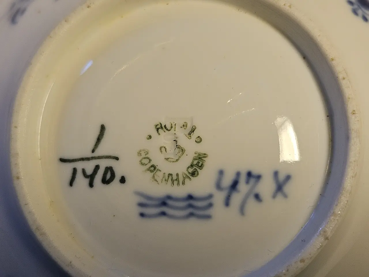 Billede 13 - Royal Copenhagen musselmalet kantede skåle 142/140