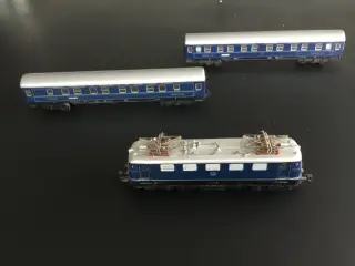 Marklin3034 lok med 2 vogne