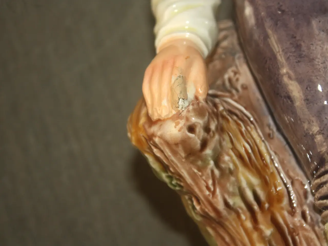 Billede 6 - Antik Figur 33,5 cm med en vase på bagsiden