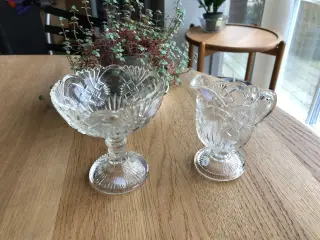 Flødekande og skål i presset gl. dansk glas