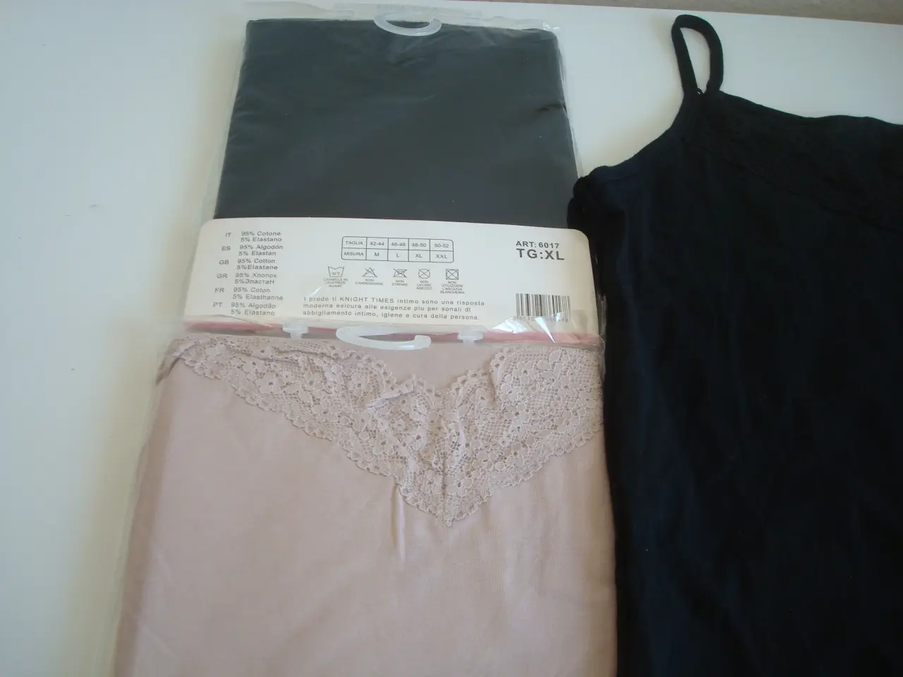 Billede 1 - NYE Undertrøjer/toppe XL med blonde i halsen og