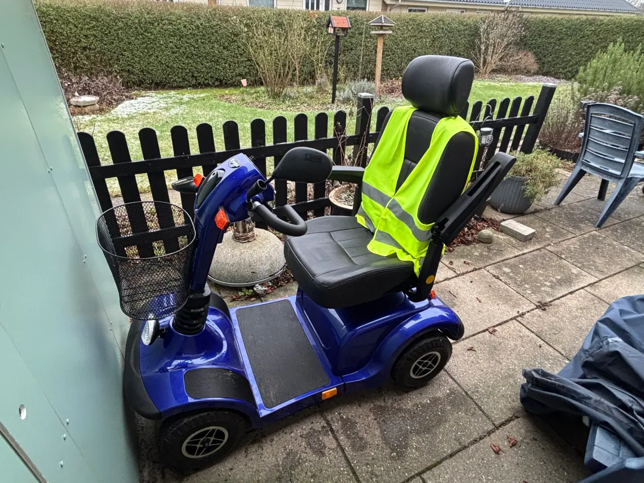 Billede 2 - Varsø el-scooter 1 års gammelt.
