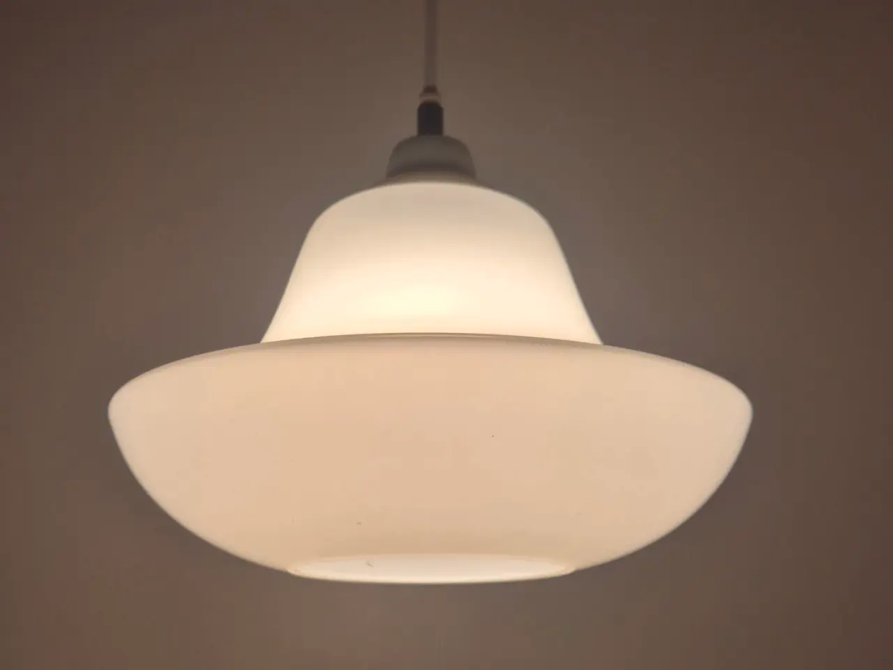 Billede 6 - Retrolampe i hvidt opalglas med elegante svaj