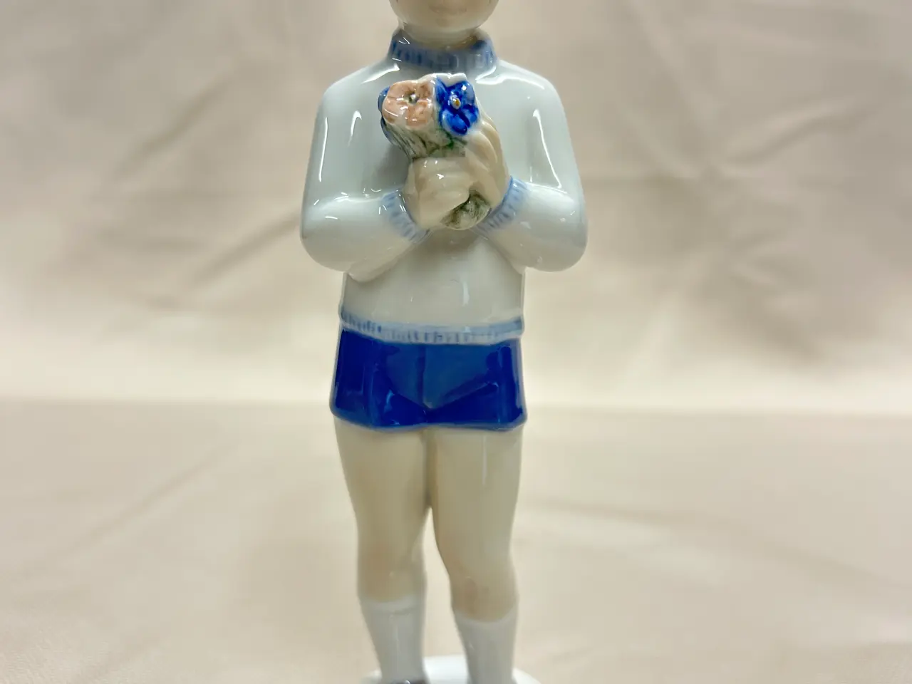 Billede 1 - B&G figur – Dreng med blomster – Perfekt stand.